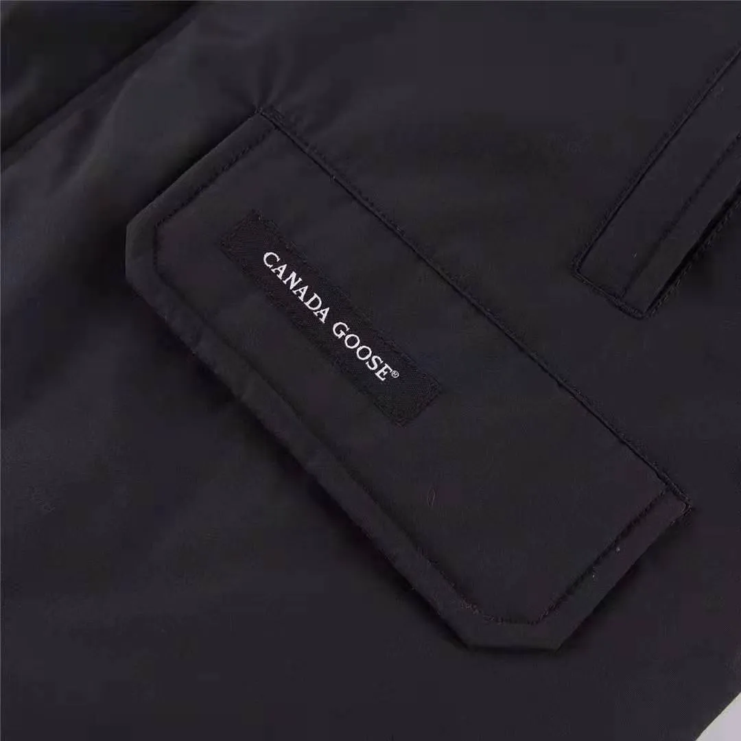 P780 with dust bag) Canada Goose Canada Goose #Chilliwack 7999M bomber jacket short down jacket ➖ Genuine synchronous anti-counterfeiting chip sensor! ➖ Imported 21-count polyester-cotton blended original fabric [last year’s 16-count/18-count hard fabrics have been completely eliminated, this year all use 21-count genuine synchronous fabrics, the soft mid-strap feels delicate and textured], genuine synchronous Feather-Light 10D waterproof coating fabric, made of 84.5 polyester fiber and 15.5 cotton, 100% the best feel in the entire network! ➖ The genuine official website is synchronized with the national standard 80 white duck down, you can check the official website customer service, there will never be a series of misleading claims such as 90 down or goose down! ➖ Using the best nylon lining with double double-layer sealing design, velvet-proof No. 7 needle + grid-filled down ready-made garments, there is 100% no so-called velvet running! ➖ The cuffs are designed with thickened seamless threads, and the collar and pockets are lined with top-quality polar fleece to keep you warm and comfortable! ➖ Yoshida YKK provides original custom-made electroplated sliders. YKK two-way lockable zippers are tight and smooth and will not peel off paint! ➖ 3M composite guarantees that the Velcro is the same as the original, durable, and all accessories and hardware are custom-made! ➖ Imported BEHRINGER embroidery machine to customize the 10,000-needle embroidery logo, 98% of which can be reproduced to restore the original logo. You can check and compare on the official website! 01 models for men and women SIZE: XS S M L XL XXL